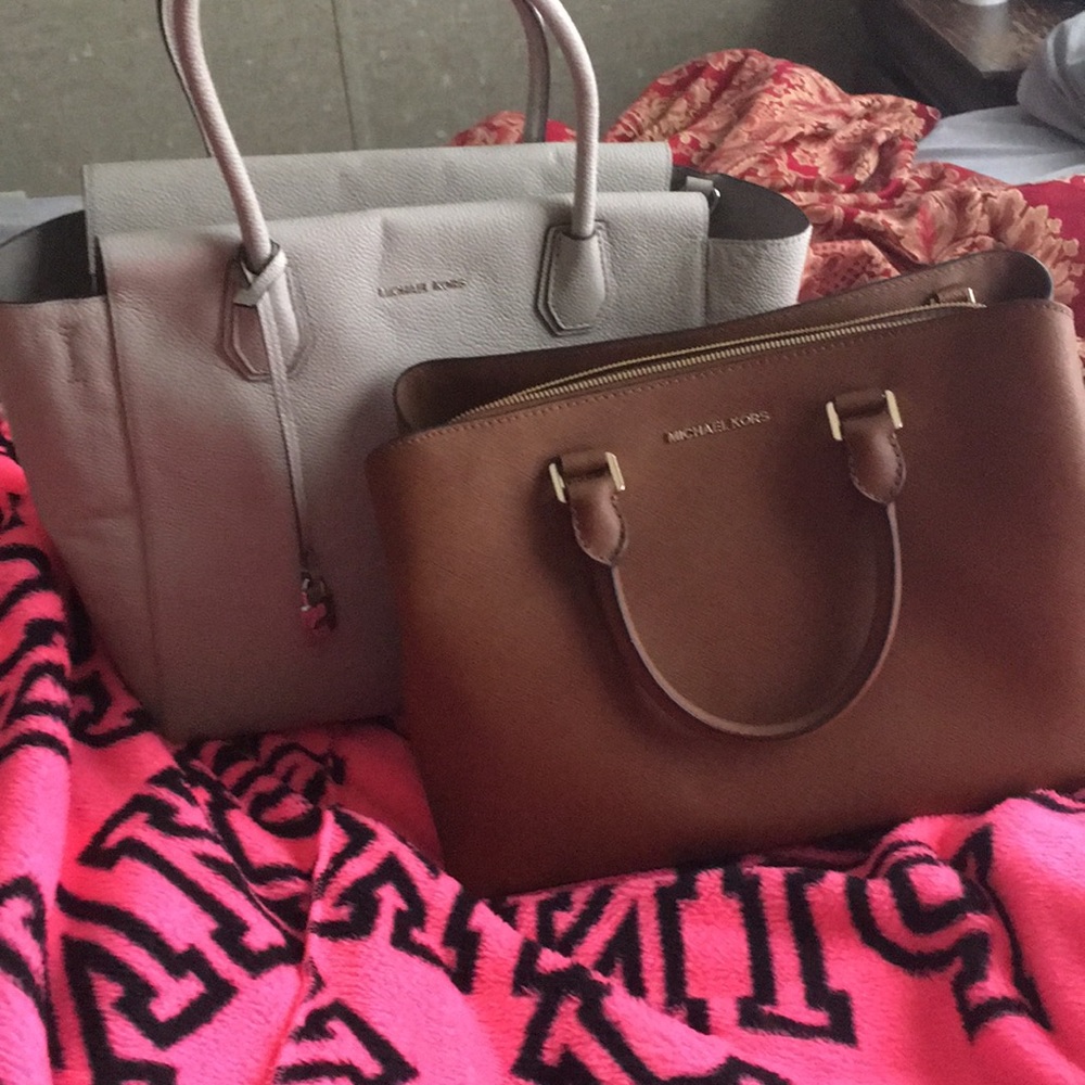 TRade two bags and wallet and goodies 😍😍😍